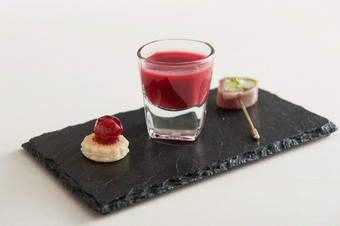  コースの幕開けに食前酒とともに味わう『アペリティ』