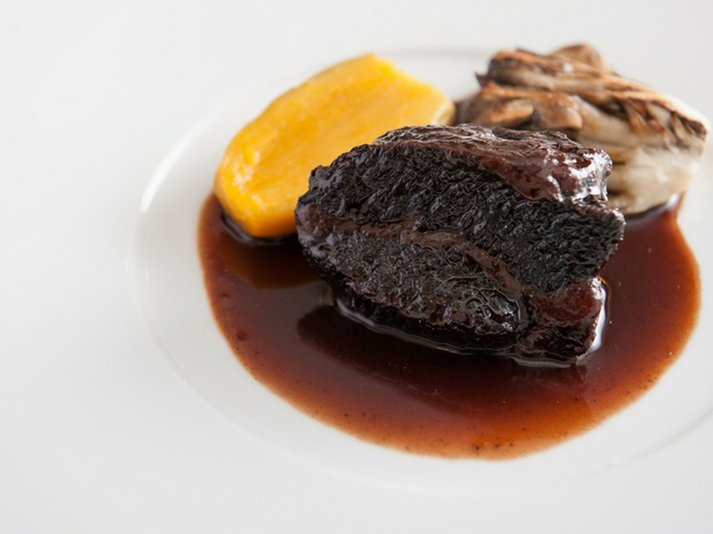 凝縮された赤ワインと牛肉の旨みを味わう『国産牛ホホ肉の赤ワイン煮』