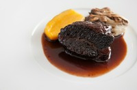 凝縮された赤ワインと牛肉の旨みを味わう『国産牛ホホ肉の赤ワイン煮』