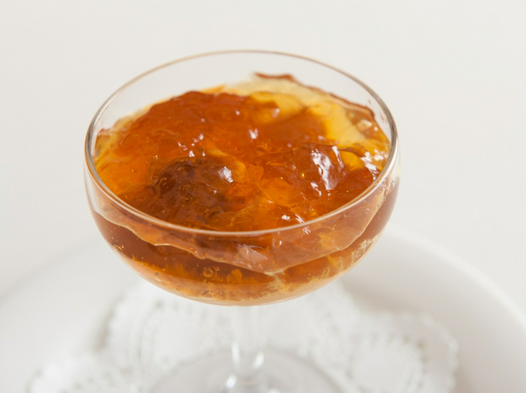 複雑な旨みが口のなかで溶け合う『北海道産生うにと人参のムース　コンソメゼリー寄せ』