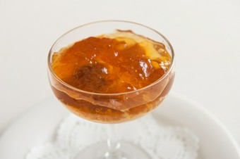 複雑な旨みが口のなかで溶け合う『北海道産生うにと人参のムース　コンソメゼリー寄せ』