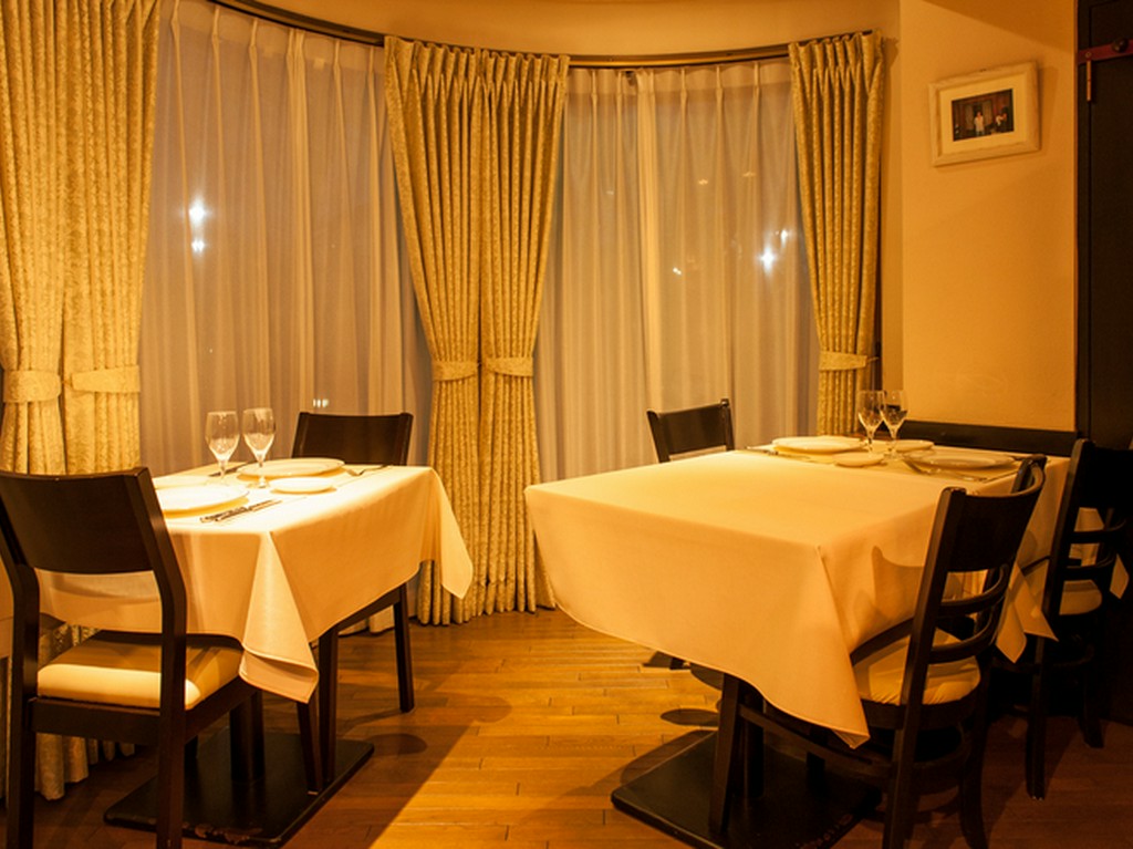 シックな内装と温かいサービスの心地よいギャップ