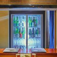 お酒は日本酒とワインを中心に、料理人自らが串揚げとの相性を考えながら選んでいます。品ぞろえは豊富で、お客さまのリクエストに応えてくれるのも嬉しいところです。