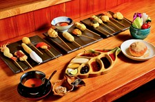 和牛やずわい蟹など、高級食材を使用した豪華な串揚げ。串衛門を贅沢に堪能できるワンランク上のコース。