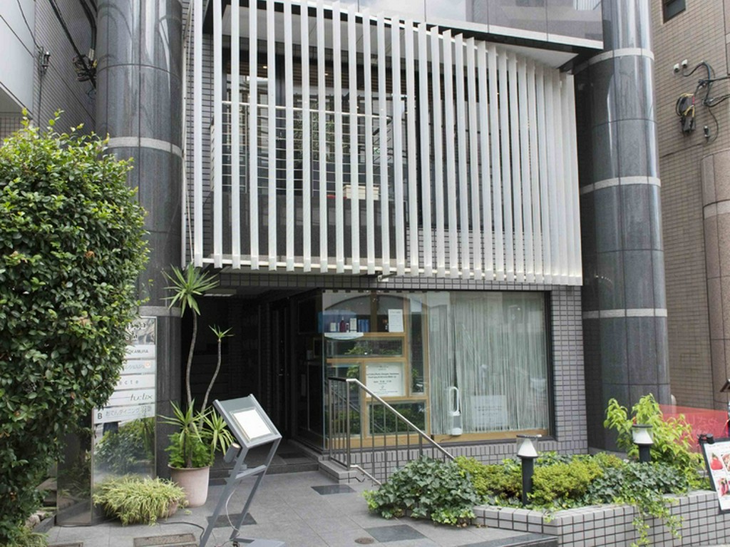 木の温もりが薫る、自然を感じる内装。皿やグラスも美しく