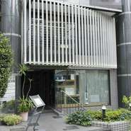 旬食材を大切にしているフレンチを楽しむ空間として、木の温もりや自然を身近に感じられるシンプルな設えに。リーデルや木村硝子のグラス、大地と海の恵みを盛る存在感のある皿など、器も選りすぐりのものです。