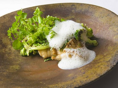 『今治産ハモのムニエルと押し麦のリゾット ニンニクの香り』※コースの一品で、季節に応じ変わります。