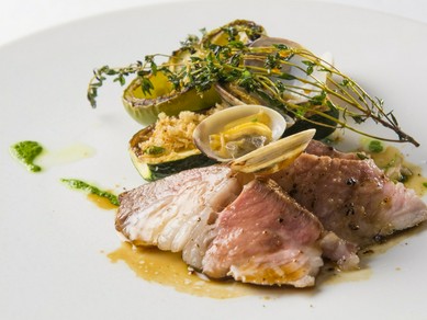 『塚原牧場の梅山豚のロースト 夏野菜とアサリのエッセンス』※コースの一品で、季節に応じ変わります。