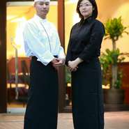 「お客様と皿（料理）、生産者様と料理人、素材と料理人、そしてお客様同士をつないでいきたい」というオーナー夫妻の思いが込められた店。ここでは、老若男女問わず誰もがくつろぎゆったりと過ごすことができます。