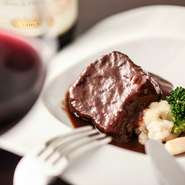 肉厚の仔牛舌を使うことで、濃厚な赤ワインソースで力強さと贅沢さを共存しています。口の中では仔牛舌がほろほろとほぐれていく柔らかさを堪能できます。