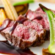 小さな季節野菜のスープとアミューズ
本日のオードヴル
本日の魚料理
黒毛和牛サーロインステーキ
パン
フェールアンヌー特製デザート
コーヒー又はアップルティー