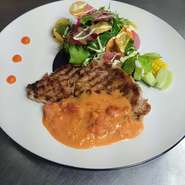 小さな季節野菜スープと一口オードヴル
沖縄県琉香豚肩ロースのステーキ
彩りサラダ　パン
フェールアンヌー特製デザート
コーヒー又はアップルティー