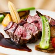 小さな季節野菜スープと一口オードヴル
本日魚料理
黒毛和牛サーロインステーキ
温野菜
彩りサラダ　パン
フェールアンヌー特製デザート
コーヒー又はアップルティー