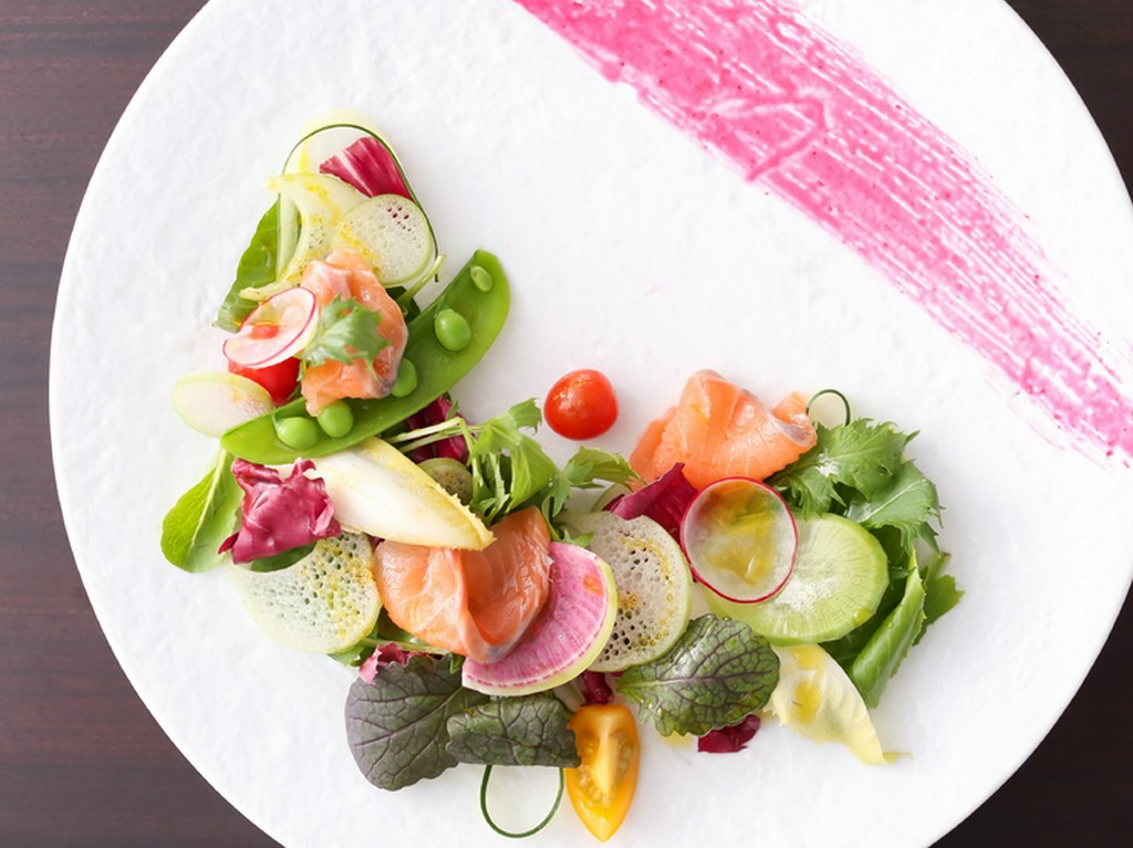 『ノルウェーサーモンマリネ菜園仕立て　ビーツソースをのせて』