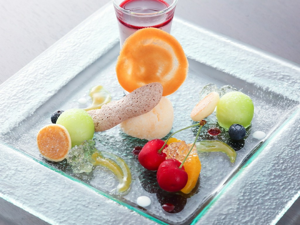 フレッシュフルーツを使った『本日のデザート盛り合わせ』