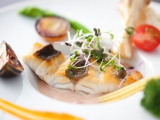 「明石の魚介類」や「黒毛和種のサーロインステーキ」