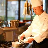 お客様には誠心誠意、笑顔で明るく接客しています。ノーとは言わないサービスを、提供できるように心がけています。そして、お客様が何度も足を運びたくなるようなレストランにしていきたいと思っています。