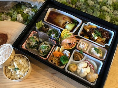 特製豪華弁当が人気、単品のテイクアウトもOK