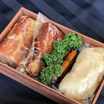 ・焼豚2 本
・よだれ鶏
（御用意にお時間がかかりますので、前もってご注文ください）

地方発送承ります。
 【3024円（税込）＋送料+代引き手数料】
