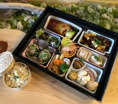 （例
●蒸籠炊込ご飯
●前菜盛合せ
●姿フカヒレブラウンソース
●天使の海老湯引き
●黒毛和牛リブと季節野菜の香辣醤炒
●本日の点心盛合せ　など
※日によって変わります。
※約２名様分の量がございます。