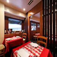 ジョバンニの故郷トスカーナの赤白チェックのクロスがほっくりした雰囲気に。夜はムーディーな照明でデートにも最適。