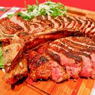ジョバンニのお肉屋さんでの修行の技を引き継ぎ外はカリッと中はジューシーなティーボーンステーキをご用意します。≪3営業日前までに予約必須》
