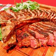 ジョバンニのお肉屋さんでの修行の技を引き継ぎ外はカリッと中はジューシーなティーボーンステーキをご用意します。≪3営業日前までに予約必須》