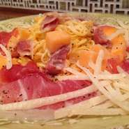 生ハムの産地で食べられていた古いレシピ。
生ハムのしょっぱさとメロンのフルーティー感がパルミジャーノチーズと一緒にゴージャスなハーモニーを奏でます。