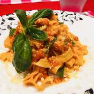 名物のポマローラソースはトマト、セロリ、玉ねぎ、にんじんをよ～く煮込んでペーストにしたトマトソースは当店の名物。