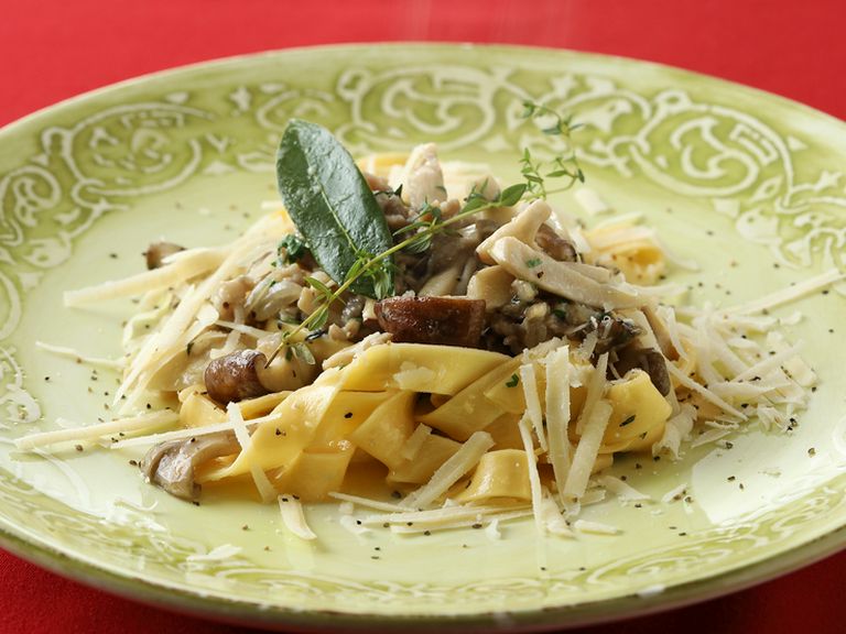 初めての食感と賞されるタリアテッレを自慢のソーセージと。『自家製ソーセージとキノコのタリアテッレ』