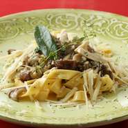 手づくりサルシッチャをひき肉のようにして、キノコと一緒にソテー。 タイムやローリエのフレッシュハーブとソーセージのスパイスが味わうごとに広がります。