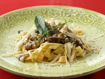 初めての食感と賞されるタリアテッレを自慢のソーセージと。『自家製ソーセージとキノコのタリアテッレ』