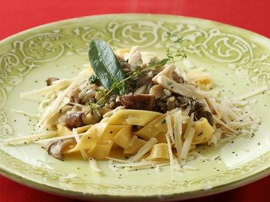 初めての食感と賞されるタリアテッレを自慢のソーセージと。『自家製ソーセージとキノコのタリアテッレ』