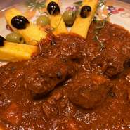 トスカーナ州の伝統的な一品。
キャンティワインにまる一日漬け込んだ後、煮込む。
黒粒こしょうがごろごろはいっていることから、ペポーゾという名称に。