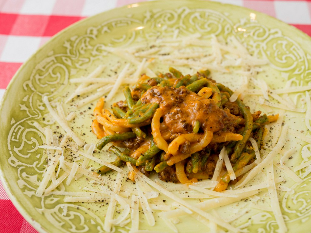 自慢のラグーソースをクリームと合わせ肉の甘味を堪能『ストロッツァプレーティ　ミートクリームソース』