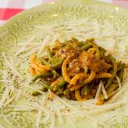 肉屋で直接ラグーに合うお肉をシェフ自ら厳選しています。粗く挽いたミンチを使った濃厚なミートソース。生クリームを加えることで優しい甘みも感じられます。