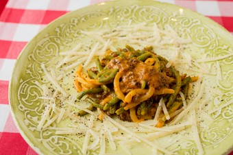 自慢のラグーソースをクリームと合わせ肉の甘味を堪能『ストロッツァプレーティ　ミートクリームソース』