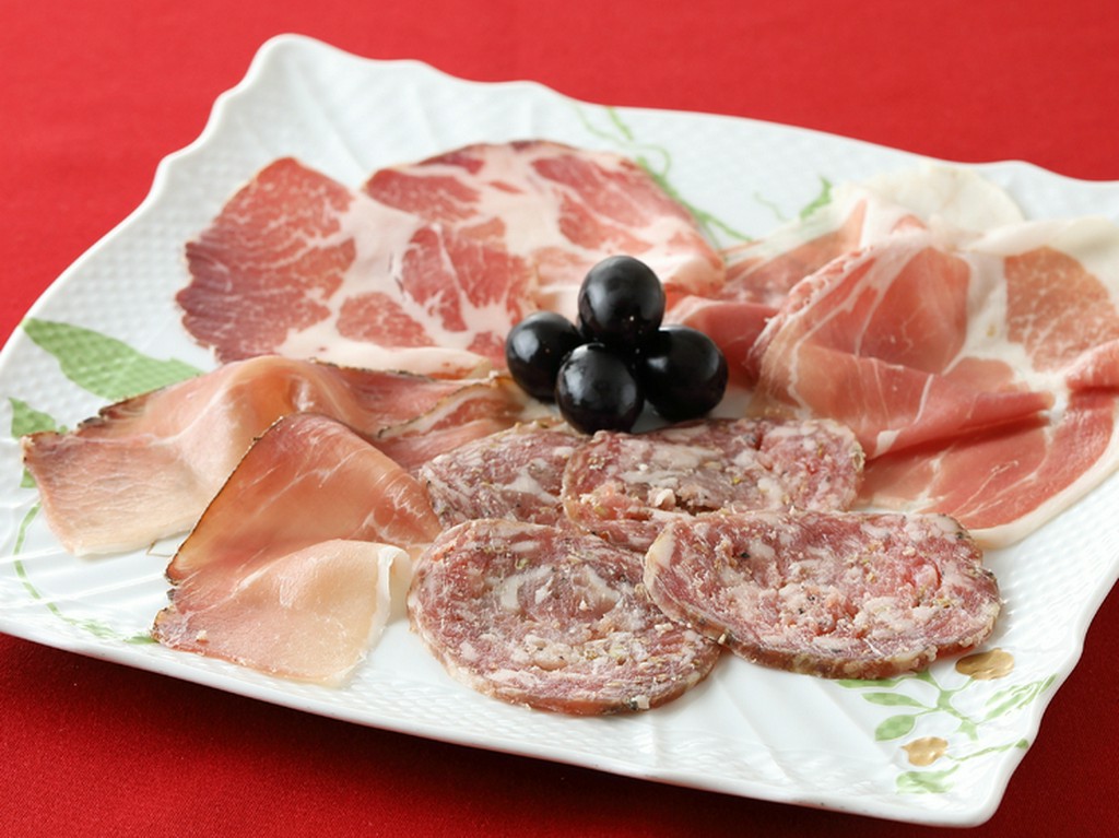 イタリアフィレンツェにいるかのような錯覚におちいる『自家製サラミ、生ハム24ケ月熟成等の盛り合わせ』