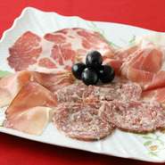 ソフトで瑞々しく、フレッシュな風味を楽しめる自家製サラミ2カ月熟成を始め、カットにこだわりる生ハム24カ月熟成等ジョバンニのおすすめの食べごろサラミを盛り合わせます。