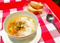 名物ランプレドット(牛モツ)のスープはフィレンツェに400年続くスープ。キャベツとお米パルミジャーノチーズでしあげた食べるスープ。ミニサラダ&自家製パン付き。