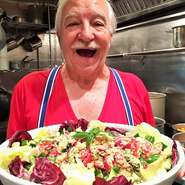 トスカーナパンを冷水でギュッとしぼっていろいろ野菜と合わせたパンツァネッラ。赤玉ねぎがアクセント！