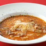 メディチ時代に鍋に残った僅かな牛モツブイヨンに米やキャベツなどを入れて煮込んだことが始まり。フィレンツェの家庭で親しまれた味ですが今はつくれる人も減ってきた幻の郷土料理。後世へ残したい大切な一皿です。