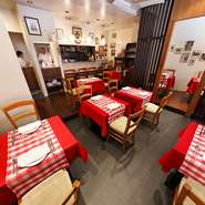 デートや接待、家族のだんらんなどさまざまなシーンでご利用いただいております。誕生日や記念日には、特製のドルチェもご用意が可能。ワインを楽しむ大人のひと時にも、ふさわしいトラットリアです。