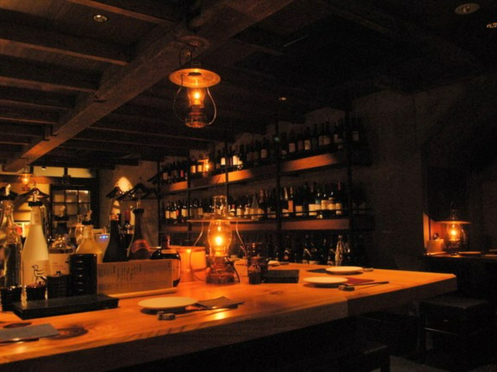 広々としたカウンター、テーブル席ございます