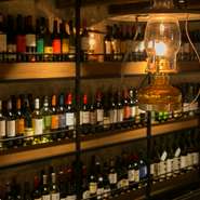 目をひく大きなボトル棚。世界のワインを常時50種類以上ご用意しております。