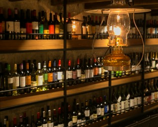 こだわりの炭火焼き鳥と相性抜群。種類豊富にワインをご用意。