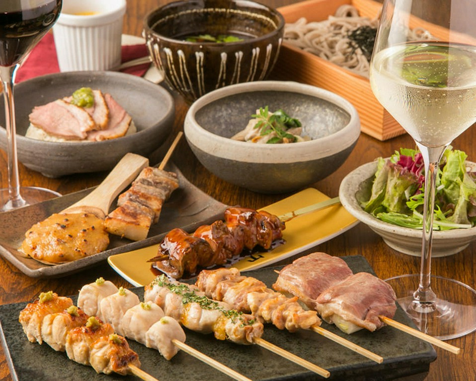 自慢の炭火焼鳥に加え、豪華な特級串、〆の田舎蕎麦と甘味もご堪能いただけるお食事＋飲み放題のコースです