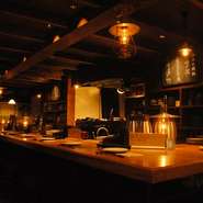 入口から店内奥までのびる広々としたカウンター席は、お一人様からグループ様までお気軽にお立ち寄りいただけます。会社帰りの飲みやデートにも最適。カウンター越しに炭火焼場の調理の光景を眺めながら、飲みやお食事のひとときをご満喫ください。