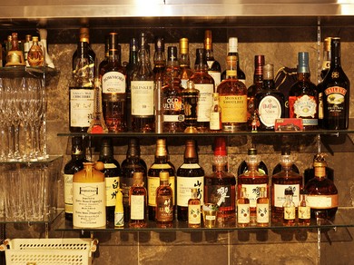 80種以上のお酒がずらり。ソムリエが選ぶワインで大切な人と乾杯