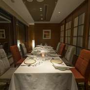 家族や親しい友人と、お祝いの席等、様々なシーンでご利用いただけます。周りを気にせず、ゆったりとした時間をお過ごしいただけるプライベートな空間です。